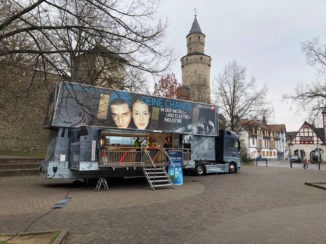 InfoTruck-Berater Andreas Gritzmann stellt den Cobot vor. (Foto: HESSENMETALL Rhein-Main-Taunus)