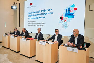 Dirk Meyer, Hauptgeschäftsführer HessenChemie; Oliver Coenenberg, Vorstandsvorsitzender HessenChemie; Hanno Kempermann, Geschäftsführer IW Consult; Wolf Matthias Mang, Vorstandsvorsitzender HESSENMETALL; Dirk Pollert, Hauptgeschäftsführer (v.l.n.r.)