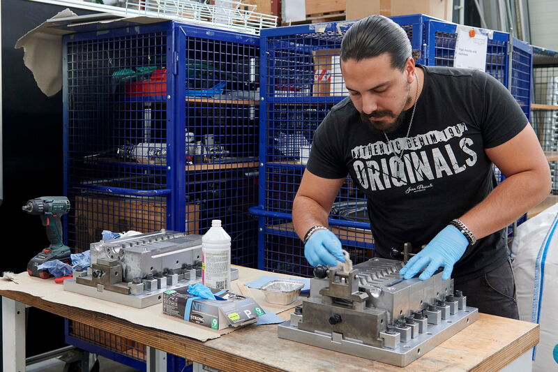 Werkzeugbau: Hier bereitet ein  Mitarbeiter eine Gießform für den Einbau in eine  Anlage vor.