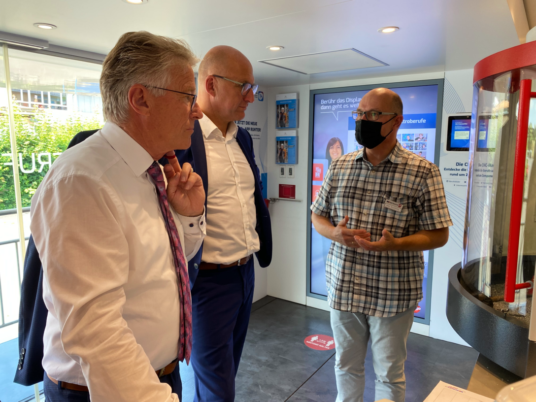 Winfried Ottmann, Jörg Hermann und Marc Buchholtz am CNC-Fräser