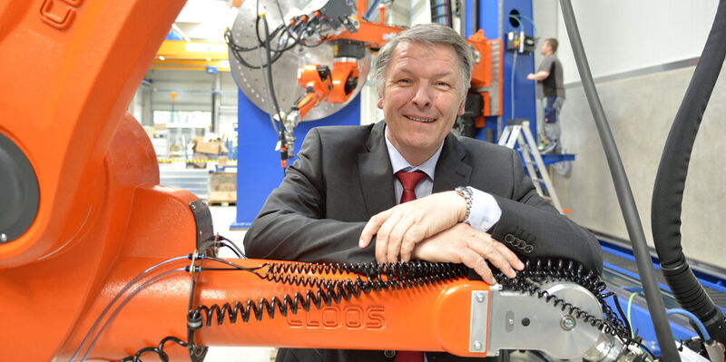 Im Herzen der Produktion: Sieghard Thomas an einer Roboter- Schweißanlage für Baumaschinen.