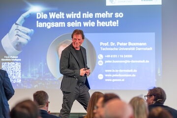 Prof. Dr. Peter Buxmann auf der Bühne (Foto: Julia Reisinger)