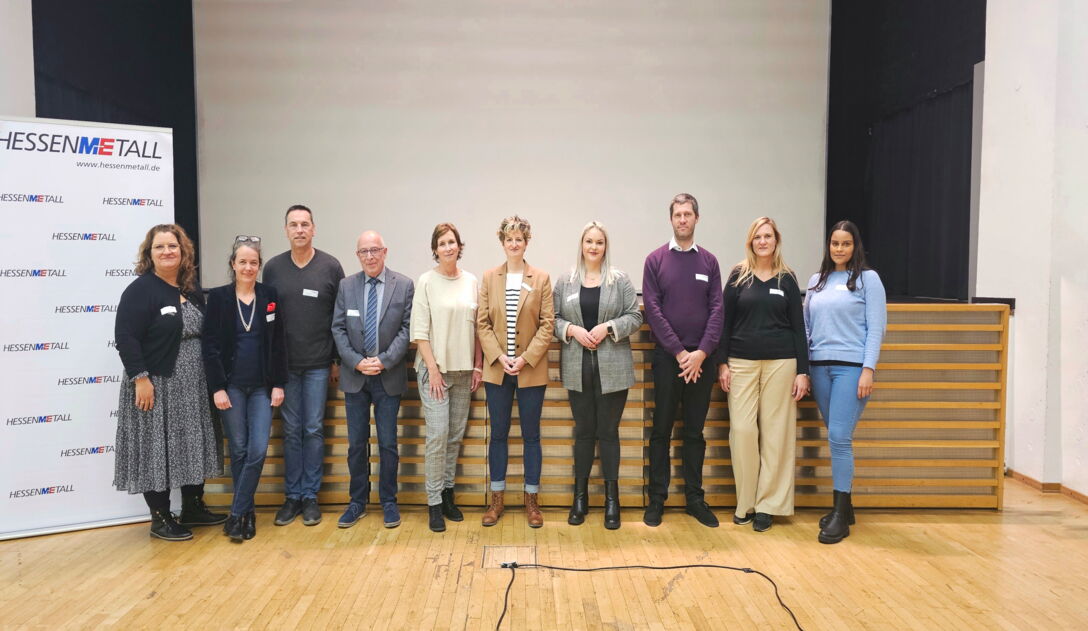 Von links: Aniki Radde (HESSENMETALL) mit den Kooperationspartnerinnen und -partnern sowie mit Talisa Dean (HESSENMETALL)