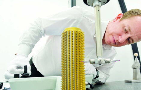 Technologie im Grenzbereich: Entwicklungschef Felix Balzer bei der Vermessung eines Wälzfräsers.