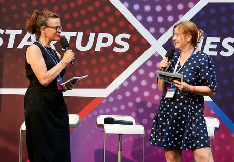 Moderation durch Elisabeth Neumann (r.), Hessischer Gründerpreis, und Carola Heyn-Benedikt (l.), TU Darmstadt. Foto: Gerd Scheffler