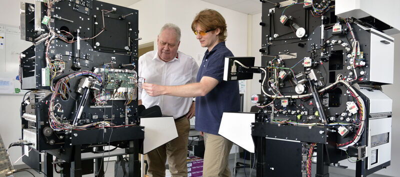 Ausgetüfteltes Innenleben: Peter Schnautz (links) und Entwicklungsingenieur Lukas Palczynski am neuesten Scanner.