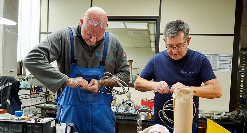 Hier sitzt jeder Griff:  Feinmechanikermeister und Feinmechaniker bereiten Kapillarleitungen für Druckmittler vor.