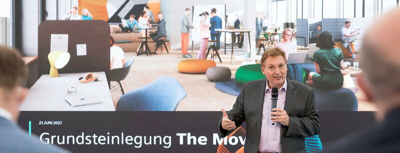 Neue Arbeitswelten, Uwe Bartmann bei der Vorstellung des neuen Siemens-Standorts in Frankfurt Gateway Gardens.