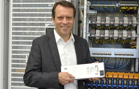 Volker Roßmann an einem Anlagesystem für das Telefonnetz.