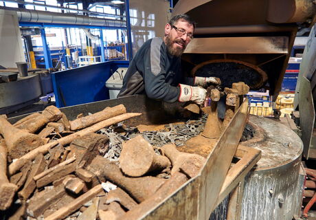 Wertvoller Rohstoff: Gussschrott ist die Basis  für die Herzstücke der  Herborner Pumpen, die  hier noch selbst gegossen werden