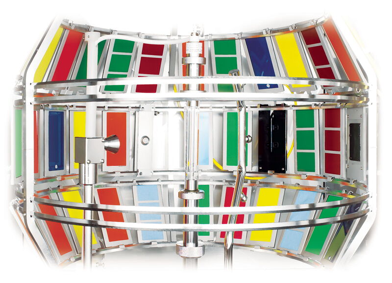 Harte Tests: In den Anlagen können bis zu 113 Proben auf einem Prüfgestell gleichzeitig bestrahlt werden