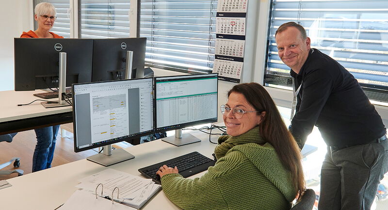 Haben viel zusätzliche Arbeit durch die zunehmende Bürokratie: Mitarbeiterin (links) und Bilanzbuchhalterin Stefanie Theiß – hier im Gespräch  mit dem Geschäftsführer Oliver Rüspeler.unter anderem für E-Fahrzeuge und Sondermaschinen