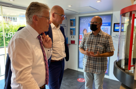Winfried Ottmann, Jörg Hermann und Marc Buchholtz am CNC-Fräser