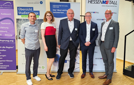 Lukas Lanz, Katja Farfan, Joachim Jungbluth (Geschäftsführer Bezirksgruppe Offenbach und Osthessen), Stefan Katzer (Head of Engineering Center thyssenkrupp Automotive Body Solutions) und Jörg Hermann (von links)