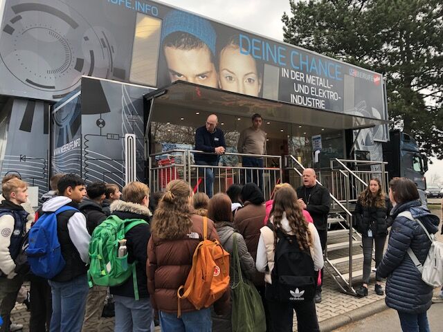 Ausbildungsleiter Alexander Hajek (3. v. r.) begrüßt die Altkönigschüler.