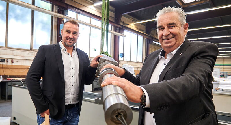 Vater und  Sohn: Uwe und Marco Zimmer (links) mit einem Elektromagnet-Tisch.