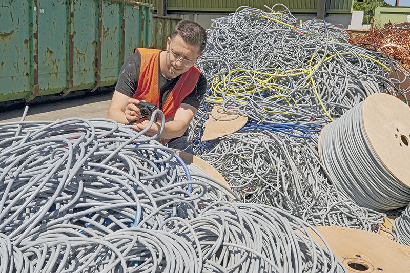 Zirec - Foto mit Mitarbeiter/Scheffler