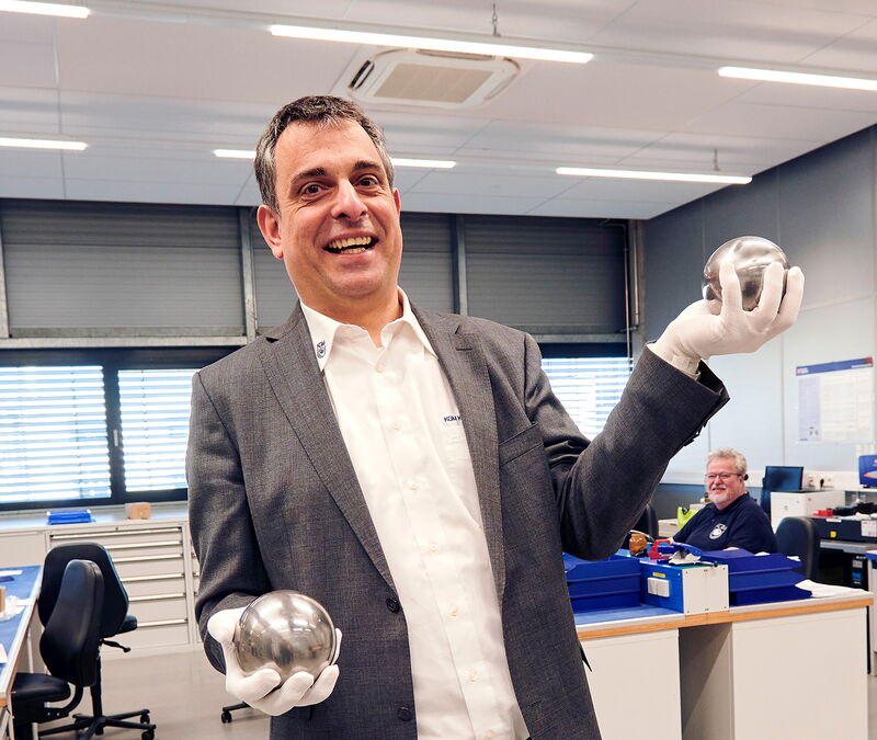 Ein Kraftakt: Diese Kugeln wiegen jeweils mehr als 20 Kilo. Matthias Richter fasst sie wegen der empfindlichen Oberflächen nur mir Spezialhandschuhen an