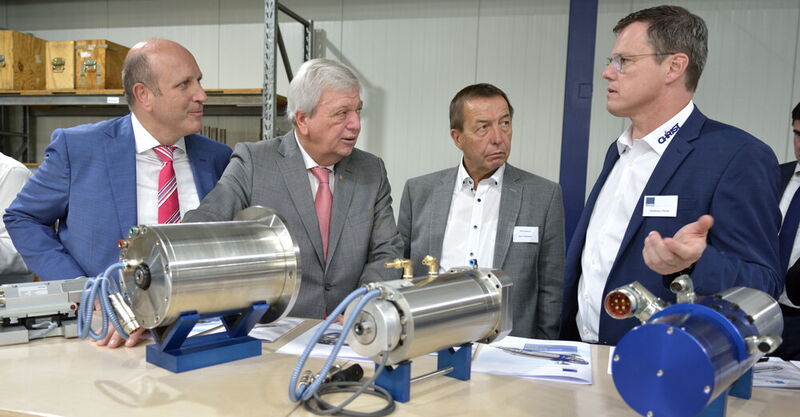 Prominente Gäste bei der Einweihung der neuen Fabrik: Dirk Pollert, Hauptgeschäftsführer von Hessenmetall, Ministerpräsident Volker Bouffier, Rainer Schwarz, Präsident der IHK Gießen-Friedberg, und Andreas Christ (von links). Fotos: Scheffler (2)