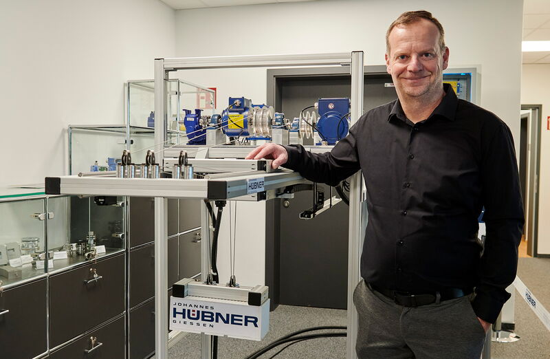 Gigantische Anlage ganz klein: Oliver Rüspeler zeigt hier im Modell die Funktion einer Krananlage, die gigantische Container sicher und auf  den Punkt genau verladen kann