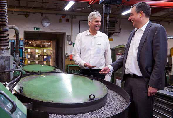 Eingespieltes Team: Der technische Geschäftsführer neben Geschäftsführer Matthias Richter,  im Bild an einer von vielen Maschinen für die Herstellung von Kugeln