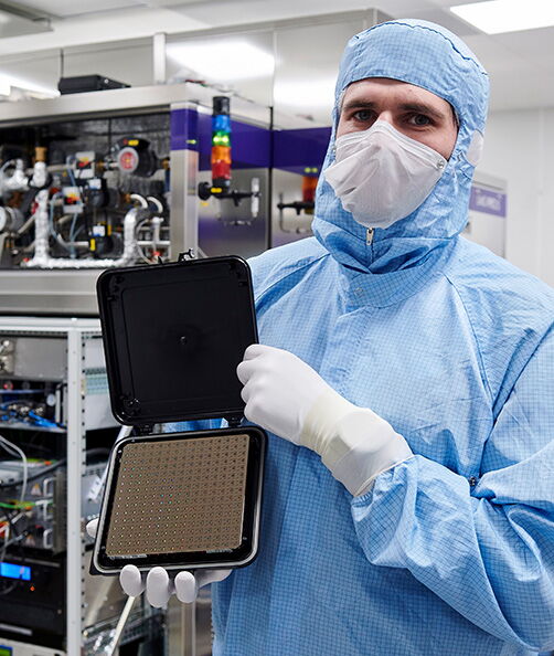 Grenzenlose Präzision:  Finetuner zeigt eine Lithografie-Maske im Reinraum