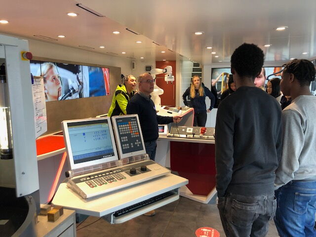 Jugendliche bedienen die CNC-Maschine. (Foto: HESSENMETALL Rhein-Main-Taunus)
