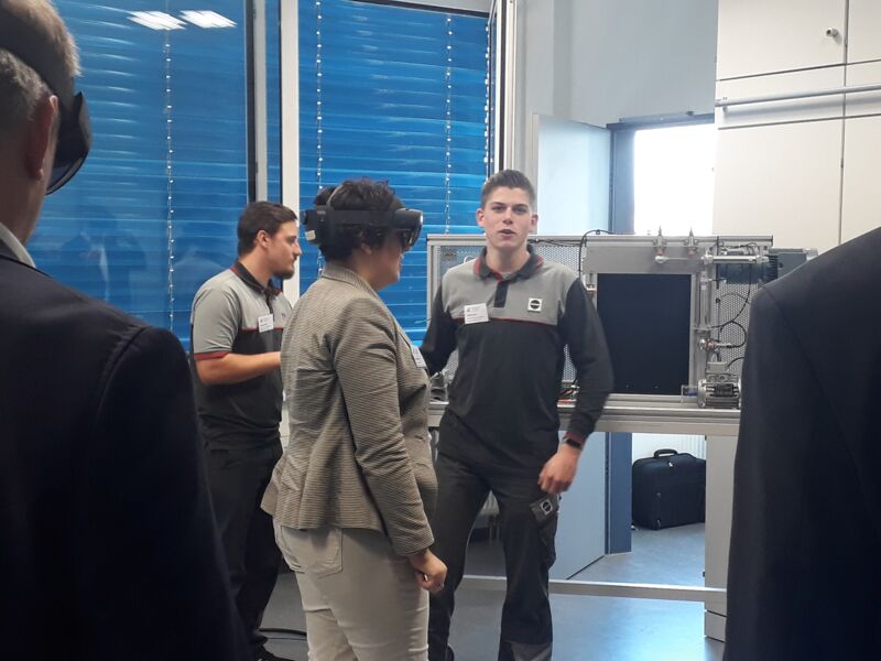 Die Auszubildenden Cedric (links) und Jacob von SAMSON präsentieren die Funktionen der AR-Brillen.