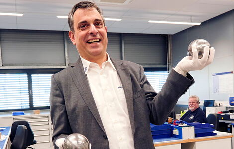 Ein Kraftakt: Diese Kugeln wiegen jeweils mehr als 20 Kilo. Matthias Richter fasst sie wegen der empfindlichen Oberflächen nur mir Spezialhandschuhen an