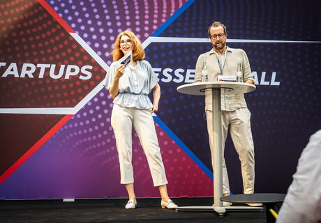 Die Moderatoren der Veranstaltung Katja Farfan (l.) und Jens Nähler (r.). Foto: Melina Johannsen