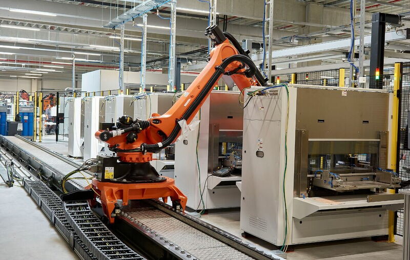 Im Bild noch im Aufbau: Vollautomatisierte I4.0-Fertigungslinien für die Akasol-Batteriesysteme.