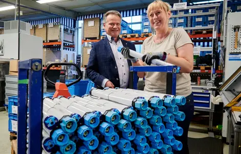 Jürgen Timm, hier im Gespräch mit Mitarbeiterin Grazyna Galuszkiewirz, die Rohrantriebe für Rollläden montiert.