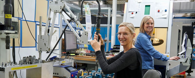 Gut eingespielt: Die Mitarbeiterinnen montieren Spitzen von Heißkanaldüsen