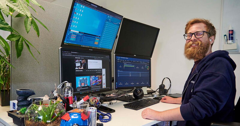 Behält dank mehrerer Bildschirme immer den Überblick im Security Operations Center (SOC): Cybersicherheitsexperte