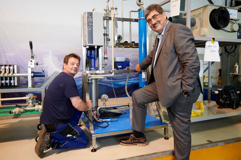 Mitarbeiter und Firmengründer Gottlieb Hupfer (rechts)