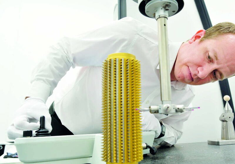 Technologie im Grenzbereich: Entwicklungschef Felix Balzer bei der Vermessung eines Wälzfräsers.
