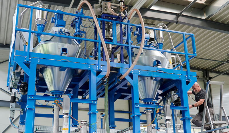 Kurz vor der Fertigstellung: Ein Mitarbeiter baut eine Vakuum­anlage auf, die in  einer Transformatorenfabrik in  einem Siemenswerk in Mexiko zum Einsatz  kommen wird.