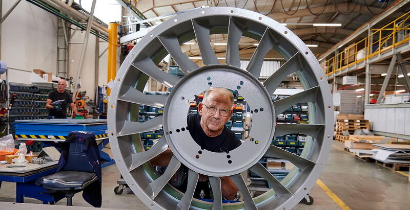 Mitarbeiter schaut durch einen Großventilator