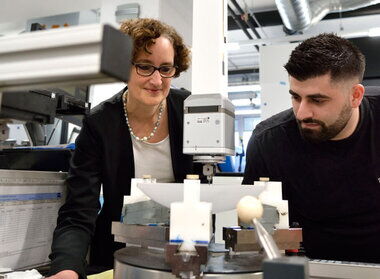 Katrin Ariki (CEO) + Efruz Ünver, Feinoptiker beim Linse vermessen.