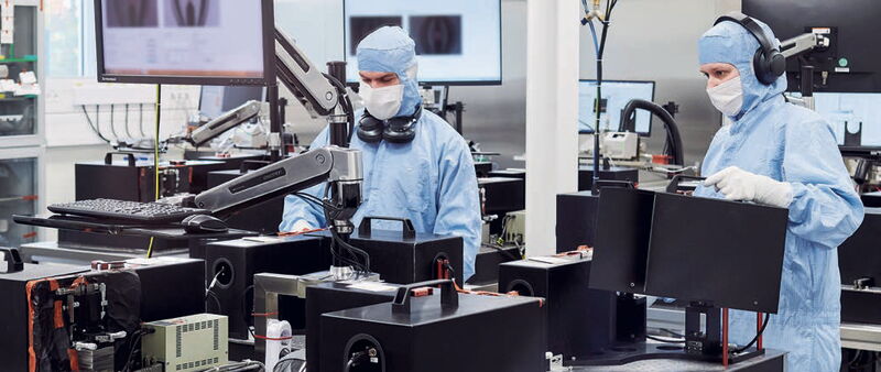 Produktion im Reinraum für die Produktion im Reinraum: Mitarbeiter von KLA bei Arbeiten an einzelnen  Modulen für ein komplexes Prozessüberwachungssystem in der Halbleiterfertigung