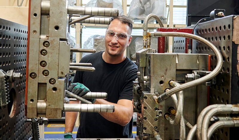 Ein Mitarbeiter bei Norma