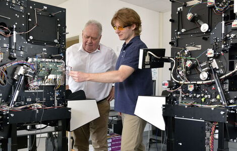 Ausgetüfteltes Innenleben: Peter Schnautz (links) und Entwicklungsingenieur Lukas Palczynski am neuesten Scanner.