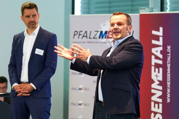 Reinhardt Neddermeyer und Dr.-Ing. Stefan Gerlach auf der Bühne des AW-Forums 2026