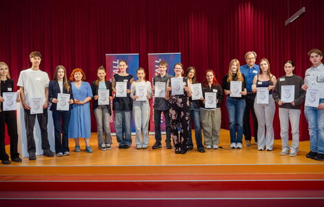 Gruppenfoto der Siegerinnen und Sieger mit Ute Schwarzenberger, ehrenamtliche Stadträtin von Hanau, und Joachim Bauer, Leiter des SCHULEWIRTSCHAFT-Arbeitskreises MKK-West/Hanau.