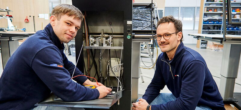 Tim Welp im Gespräch mit einem Mitarbeiter