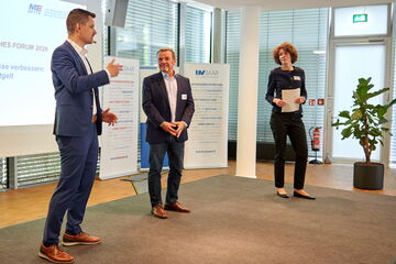 Reinhardt Neddermeyer, Dr.-Ing Stefan Gerlach und Eva Hanau auf der Bühne des AW-Forums 2026