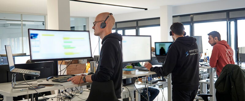 Das Energy­Intelligence­ Team im Einsatz: Hier unterstützen etalytics-Mitarbeiter Kunden über Online-Calls bei der  Implementierung neuer Systeme