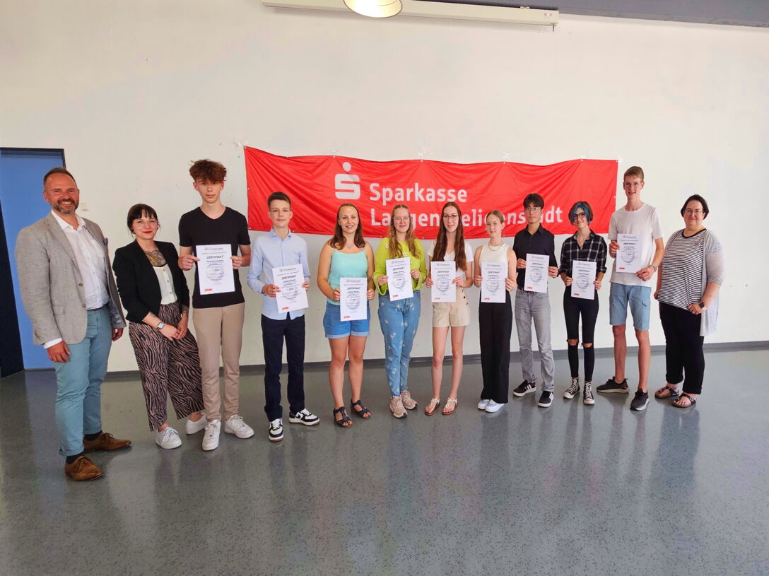 Die platzierten Jugendlichen mit Steffen Kapperer, Julia Birkefeld und Nicole Sauer-Happ.