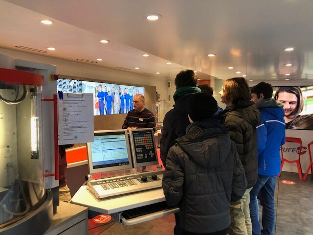 Die Pestalozzischüler erkunden den InfoTruck. (Foto: HESSENMETALL Rhein-Main-Taunus)