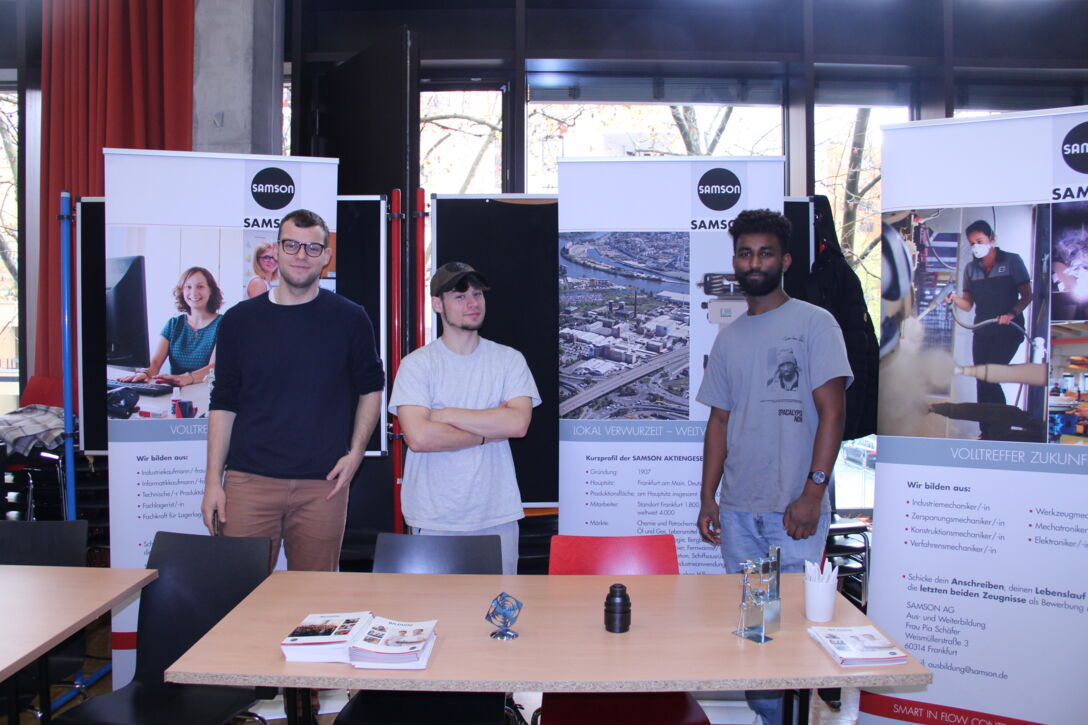 Personalreferent Benjamin Nicke (links) mit Azubi Julian Zins (Mitte) von der SAMSON AG